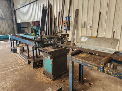 une machine placée au milieu d'une pièce