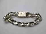 un gros plan d'un bracelet en argent orné d'une chaîne