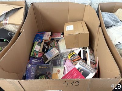 une boîte en carton remplie de livres et d'autres objets