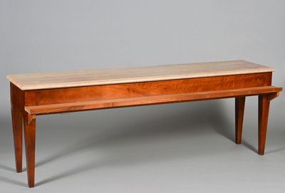 une image représentant un banc en bois avec une assise, sur fond gris