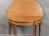 une image représentant une petite table en bois au plateau incurvé