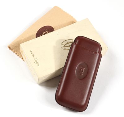 étui en cuir pour téléphone portable, présenté dans une boîte posée sur une surface blanche