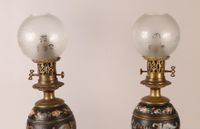 Paire de lampes à pétrole en porcelaine à décor de semis de … (photo 4)