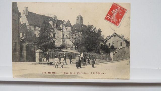 Guéret : Place de la Préfecture et le Château. AAA 282. TBE. Cart...