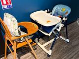 une chaise haute pour bébé et une chaise haute pour bébé dans une pièce