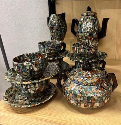 plusieurs morceaux de verre de mosaïque posés sur une table en bois
