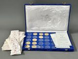un coffret bleu contenant une collection de pièces d'or et d'argent