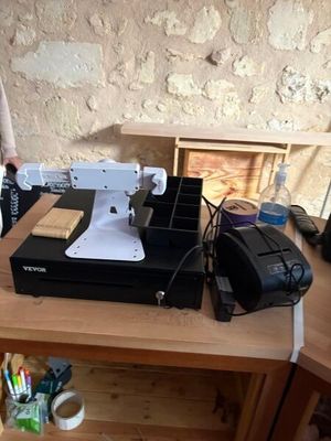 une machine à coudre posée sur une table en bois