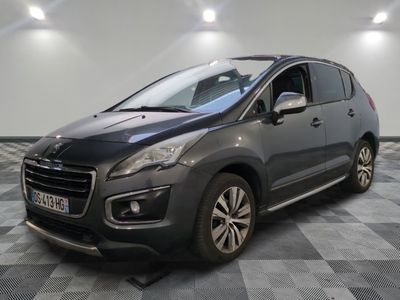 la voiture grise est garée sur un sol en damier dans le garage