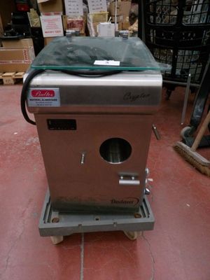 une machine posée sur le sol de la pièce