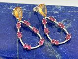 un gros plan sur une paire de boucles d'oreilles posées sur un caillou