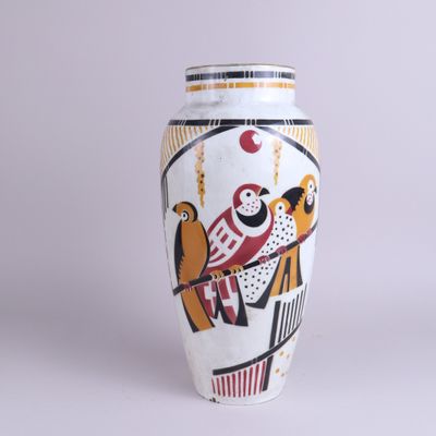 un vase blanc orné d'une peinture sur le côté