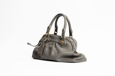 MARC BY MARC JACOBS Sac Classic Q en cuir grainé gris foncé.…