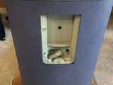 une photo d'un réfrigérateur bleu et gris posé sur une palette