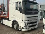 deux camions garés l'un à côté de l'autre dans un parking