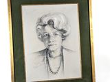 portrait d'une femme portant un collier de perles et des perles dans les cheveux