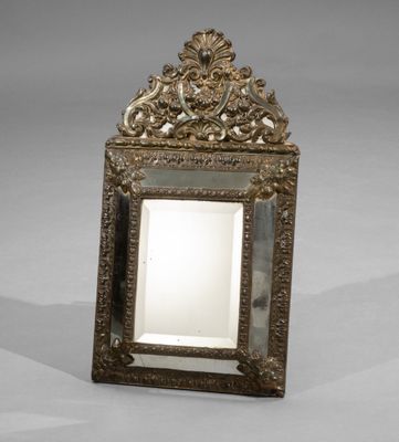 un miroir ancien avec un cadre doré sur fond blanc