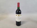une bouteille de vin posée sur une table