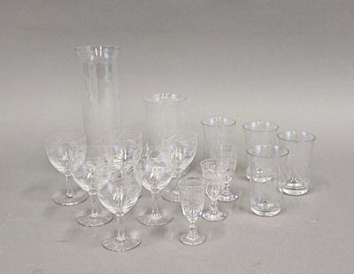 Lot comprenant 6 verres à porto en cristal à décor gravé de …