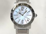 une image d'une montre en gros plan sur fond blanc