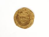 une vieille pièce d'or surmontée d'une couronne