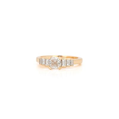 une bague de fiançailles en or jaune sertie de trois diamants taille baguette