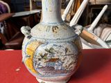 un vase posé sur une table dans une pièce