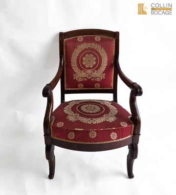 une image représentant une chaise rouge et dorée sur fond blanc