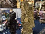 de nombreuses statues différentes exposées dans une vitrine