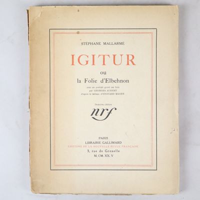 un vieux livre posé sur une table à côté d'un mur blanc