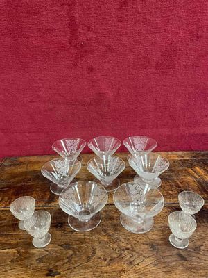une table en bois sur laquelle sont posés plusieurs verres
