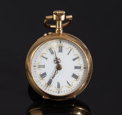 une montre de poche ancienne en or, avec des chiffres romains sur un cadran noir