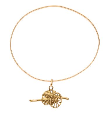 un gros plan sur un collier en or orné d'un canon