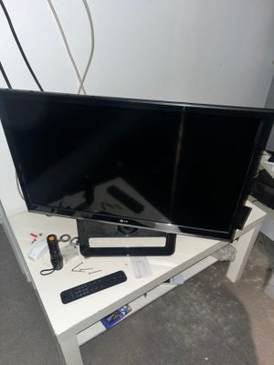 une télévision à écran plat posée sur une table blanche