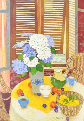 un tableau représentant une table sur laquelle se trouve un vase de fleurs