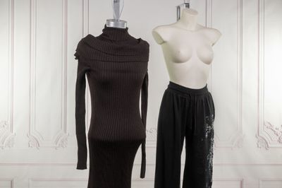 deux mannequins qui se tiennent l'un à côté de l'autre