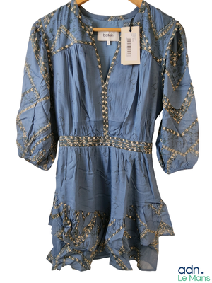 La robe est bleue et comporte des détails dorés.