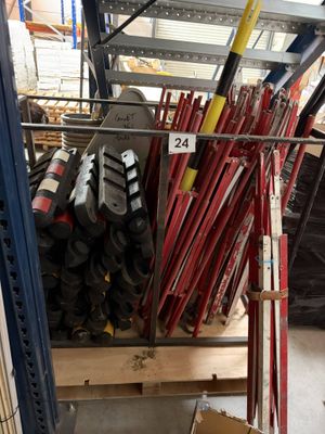 il y a beaucoup de skis et de bâtons de ski dans le magasin
