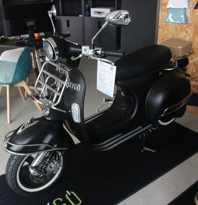 un scooter exposé dans une pièce