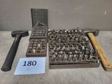 un grand nombre d'outils posés sur une table