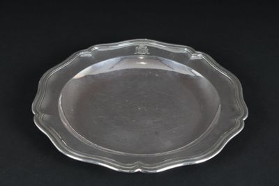 Plat en argent à bords chantournés de filets et à cinq point… - Photo 1