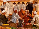 un tableau représentant un groupe de personnes sur un marché de fruits et légumes