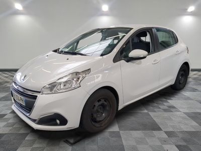 la photo d'une voiture blanche garée dans un garage