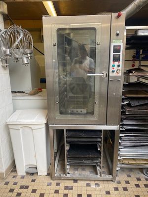 un four professionnel dans une cuisine professionnelle où l'on prépare beaucoup de plats