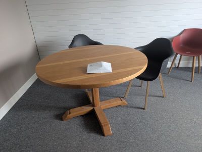 two chairs and a table in the corner of a room