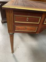 BUREAU plat reposant sur quatre pieds cannelés, ouvrant par … (photo 2)