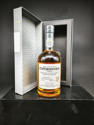 un gros plan sur une bouteille de whisky dans un coffret