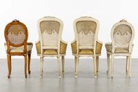 Quatre chaises décoratives avec cannage et broderies, en boi… (photo 5)