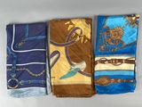 trois mouchoirs bleus, marron et jaunes posés sur une surface blanche
