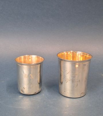 paire de tasses en métal argenté ornées de motifs gravés sur les flancs